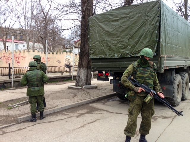 Soldaten ohne Hoheitsabzeichen auf der Krim im Frühjahr 2014 [https://upload.wikimedia.org/wikipedia/commons/f/f0/VOA-Crimea-unmarked-soldiers.jpg]